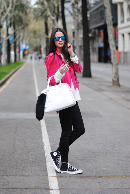 Девушка в черных узких брюках, белый свитер и розовая куртка, черно белые кеды