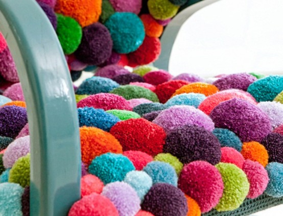 colorful-and-cozy-pompom-chairs-and-rugs-4-554x423 стул