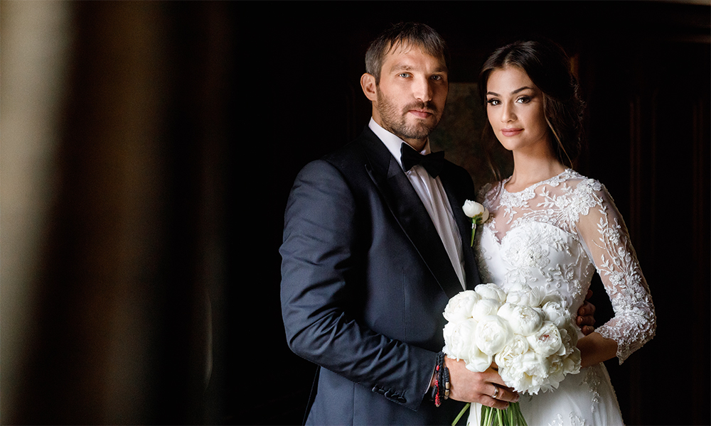 Сыграть свадьбу в июле 2017 года Александр и Настасия решили еще год назад, когда расписались в Четвертом дворце бракосочетания Москвы, где 25 лет назад оформили свои отношения родители невесты