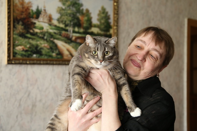 Лилия Гибеж и ее кошка Мурка. Фото: Александр КОРОБ