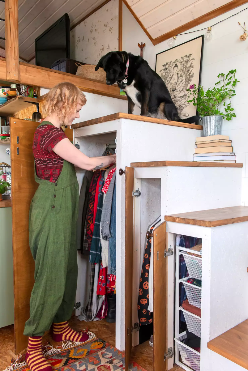 Каждый сантиметр пространства использован с умом. Например, под лестницей скрываются места для хранения одежды и прочих вещей