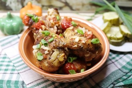 Жареные куриные голени с соевым соусом и помидорами: фото шаг 2 Жареные куриные голени с соевым соусом и помидорами: фото шаг 2