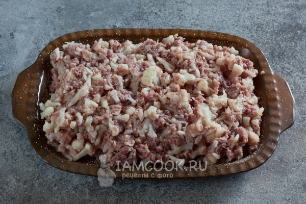 Выложить фарш в форму