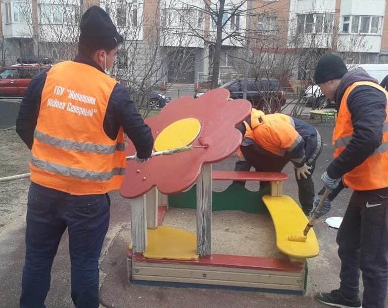 Коммунальщики привели в порядок детские и спортивные площадки на Дмитровке