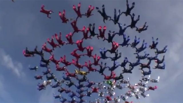 114 человек, спецвертолет и три фигуры: российские парашютисты установили мировой рекорд