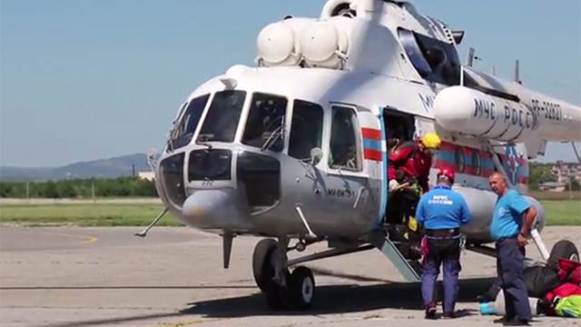 Вертолет доставил тела погибших альпинистов Росгвардии в Нальчик