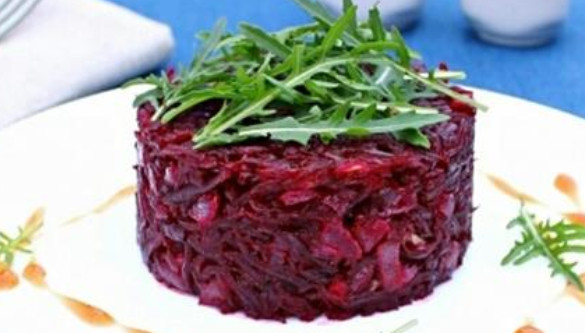 Невероятно вкусный салат из свеклы с жареным луком… Невероятно вкусный салат из свеклы с жареным луком…