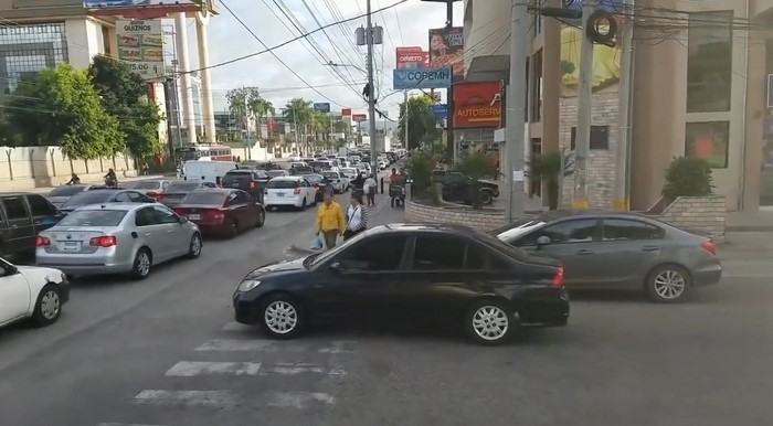 Пешеходы проучили автохама на зебре