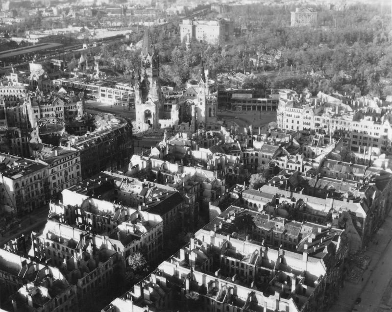 20 впечатляющих фото послевоенного Берлина с высоты птичьего полета