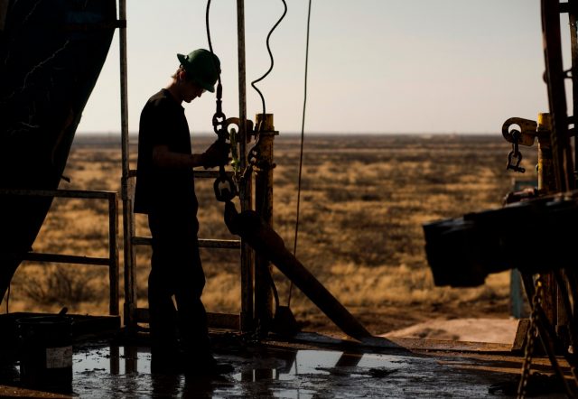 Добыча сланцевой нефти в США продолжает падать