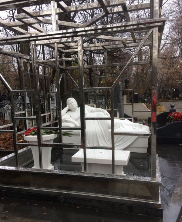 В Москве на Ваганьковском кладбище появился необычный памятник В Москве на Ваганьковском кладбище появился необычный памятник