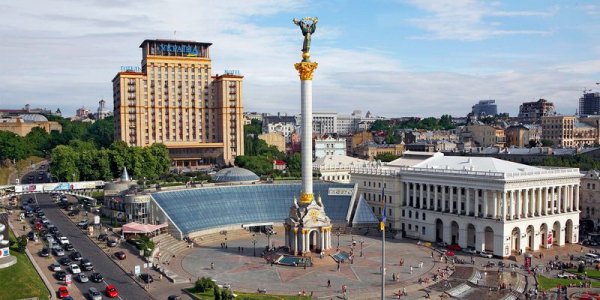 Как украинцы реагируют на флаг России в центре Киева Как украинцы реагируют на флаг России в центре Киева