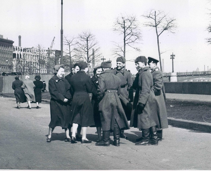 Встреча в выходной день, 1960 год. Встреча в выходной день, 1960 год.