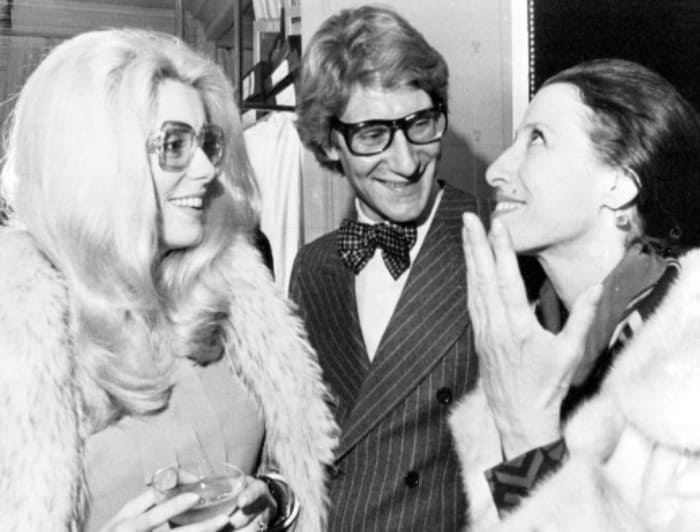 Катрин Денев, Ив Сен-Лоран и Майя Плисецкая. Париж, 1973 | Фото: fw-daily.com Катрин Денев, Ив Сен-Лоран и Майя Плисецкая. Париж, 1973 | Фото: fw-daily.com