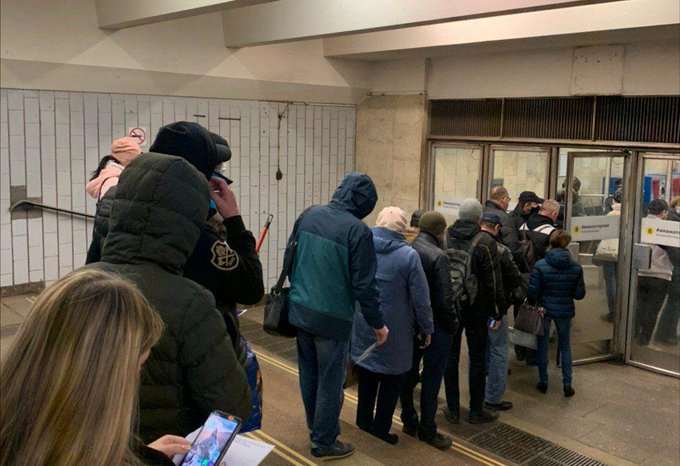 В метро появились огромные очереди из-за проверки пропусков