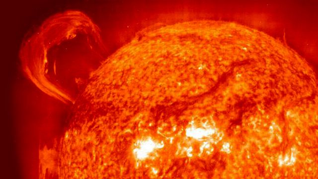 Астрономы: Гигантское темное волокно протуберанца появилось на Солнце