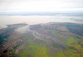 С тех пор как появилось водохранилище, время от времени с Кубанского моря в город приносит странный туман