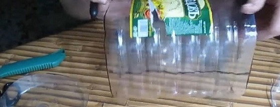 Сначала отрежь донышко пятилитровой бутылки, затем ее верхнюю часть, а потом возьми в руки газеты. Результат восхищает! Сначала отрежь донышко пятилитровой бутылки, затем ее верхнюю часть, а потом возьми в руки газеты. Результат восхищает!