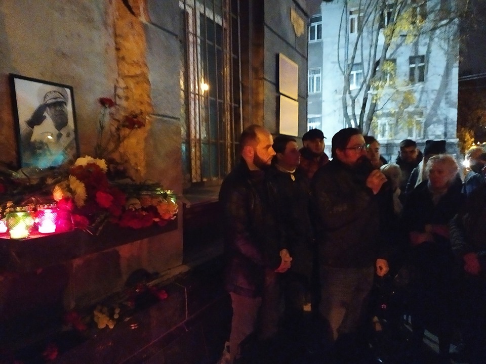 «Реквием по Жукову»: Нациков прогнали — от злобы они сожгли принесенные одесситами цветы