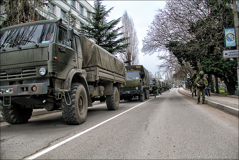 Жители Балаклавы выступили живым щитом между российскими и украинскими военными ...