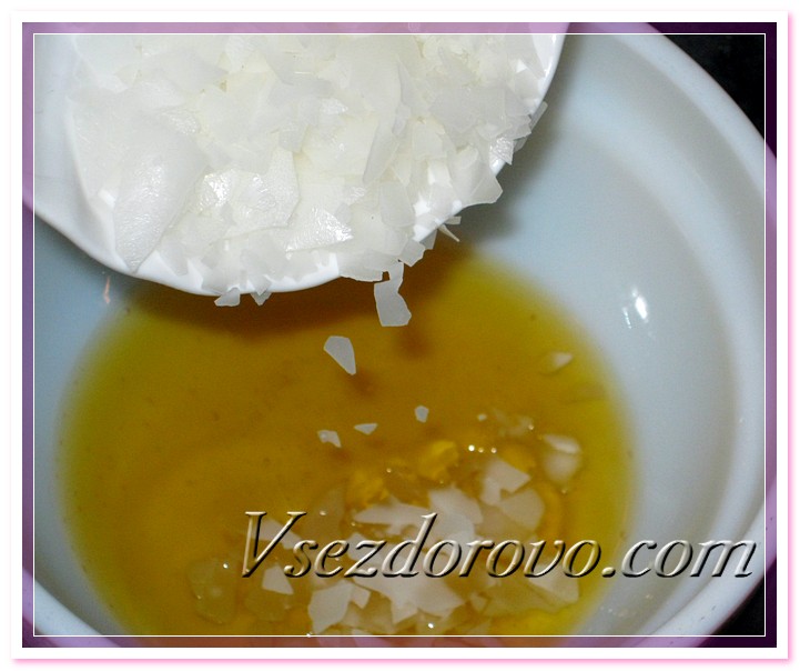 Добавляем эмульгатор и ждем полного растворения хлопьев.