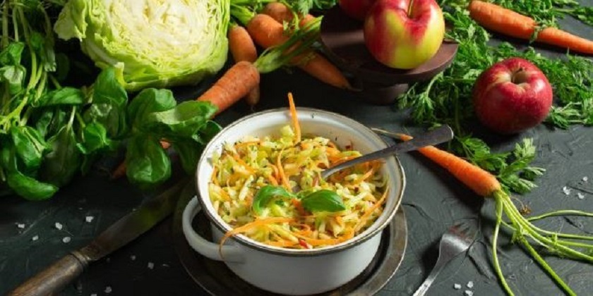 Летний салат из ранней капусты: ароматный и хрустящий