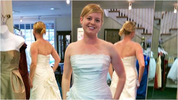 Примерка свадебного платья без зеркала – настоящее испытание для Кирстен