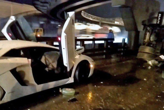 В Подмосковье девушка за рулем Lamborghini перевернула КамАЗ В Подмосковье девушка за рулем Lamborghini перевернула КамАЗ