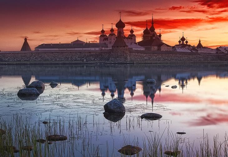 Соловки – Монахи и заключенные Основанный на отдаленных соловецких островах средневековый монастырь постепенно приобретал новое, мрачное качество: со времен Ивана Грозного он постепенно становился тюрьмой, а монахи – тюремщиками. При царе туда ссылали за измену, богохульство и бродяжничество. В Гражданскую войну на Соловки отправлялись пленные белогвардейцы, а с основанием ГУЛАГа в 1930-х годах «Соловки» стали синонимом концлагеря для всех слоев населения. Соловки зачастую переполнялись, и наступало время массовых расстрелов.