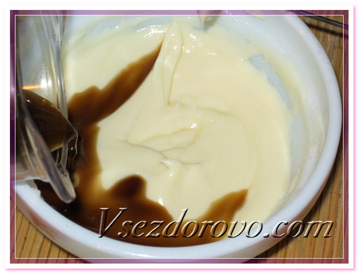 В остывший крем добавляем заранее растворенные в небольшом количестве гидролата активы 