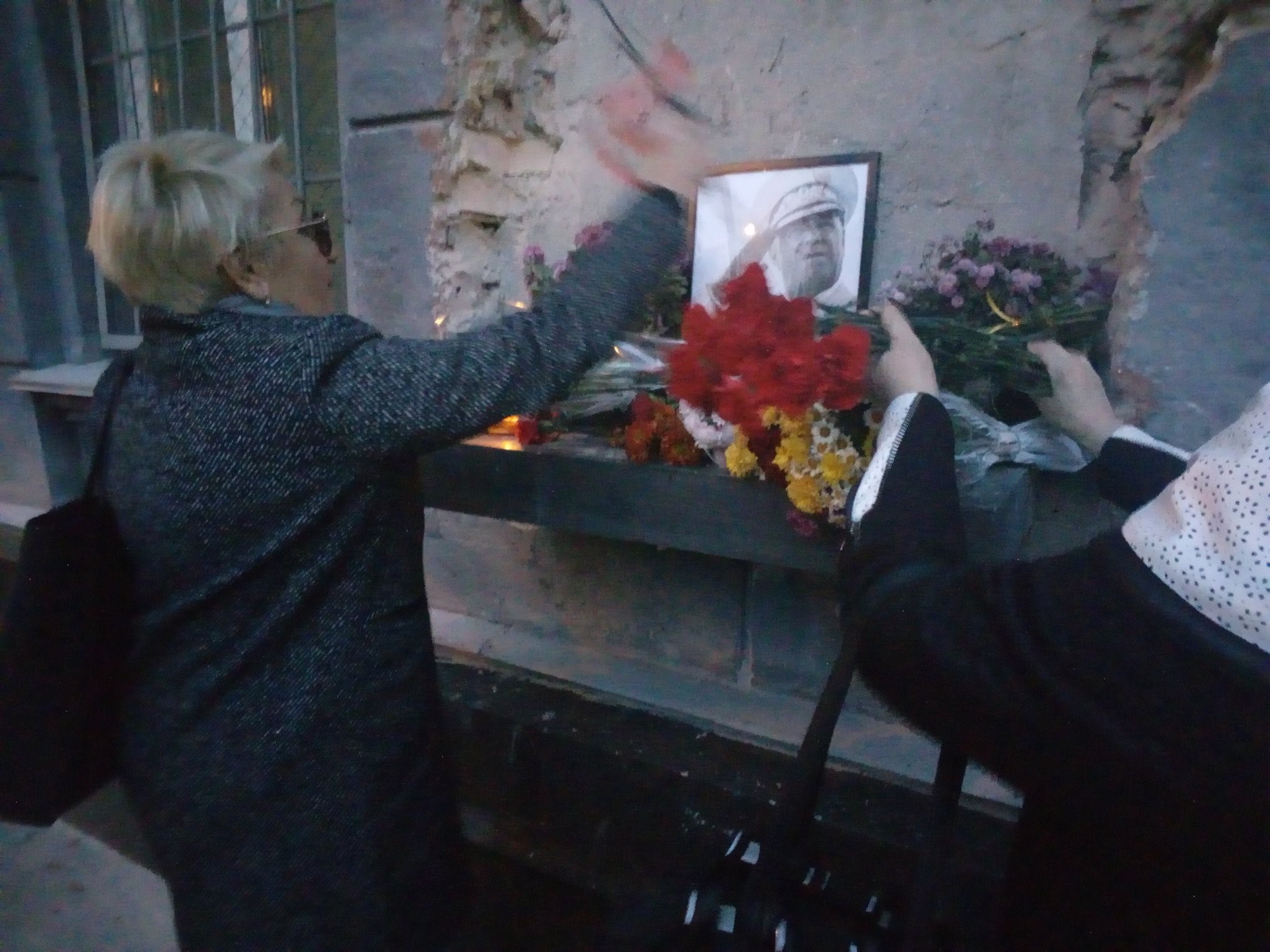 «Реквием по Жукову»: Нациков прогнали — от злобы они сожгли принесенные одесситами цветы