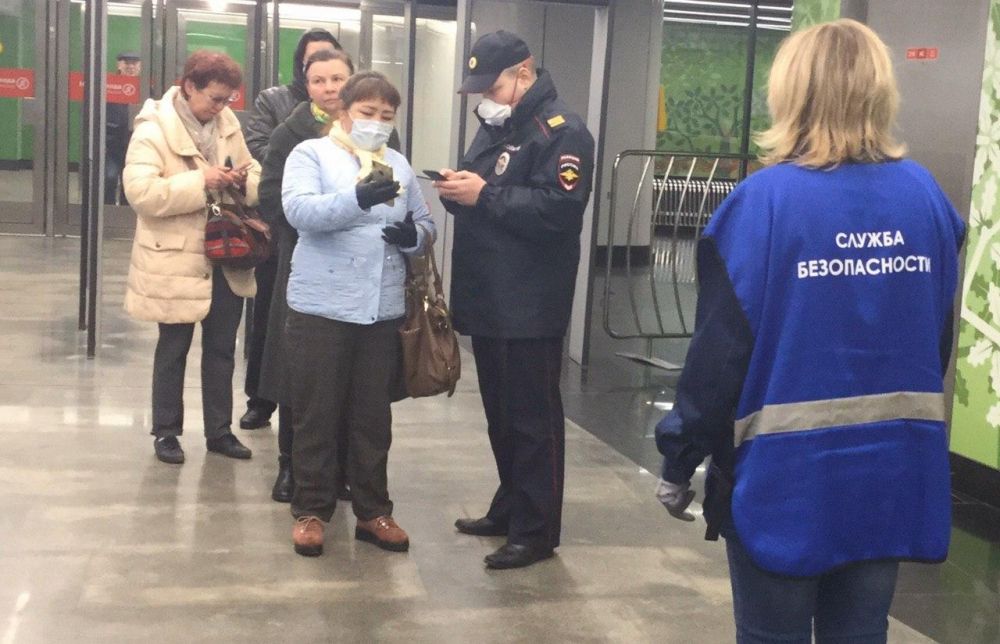 В метро появились огромные очереди из-за проверки пропусков