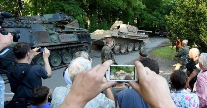В подвале коллекционера оружия был найден танк (9 фото) В подвале коллекционера оружия был найден танк (9 фото)