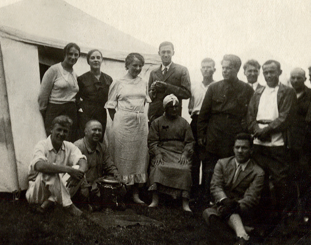 МХАТ на гастролях. Середина 1930-х. На снимке в верхнем ряду: в центре - Григорий Конский, вторая слева направо Софья Пилявская, первый справа налево в белой косоворотке актер Николай Дорохин (муж С.Пилявской). МХАТ на гастролях. Середина 1930-х. На снимке в верхнем ряду: в центре - Григорий Конский, вторая слева направо Софья Пилявская, первый справа налево в белой косоворотке актер Николай Дорохин (муж С.Пилявской).