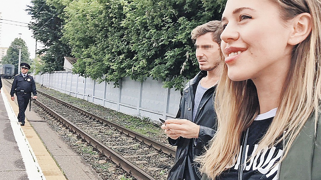 Этого молодого человека часто видят рядом с Пугачевой. Был он недавно и на Рижском вокзале Москвы. Артистка называет парня маньяком и старается держаться от него подальше. Фото: скриншот видео