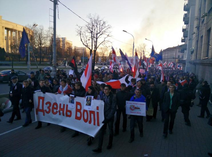 У змагаров "Дзень Волi" - Хто не пляскае ў ладкі, той лукашыст (кто не хлопает, тот лукашист) Белорусы отметили «День воли» песнями, скачками и антироссийскими слоганами