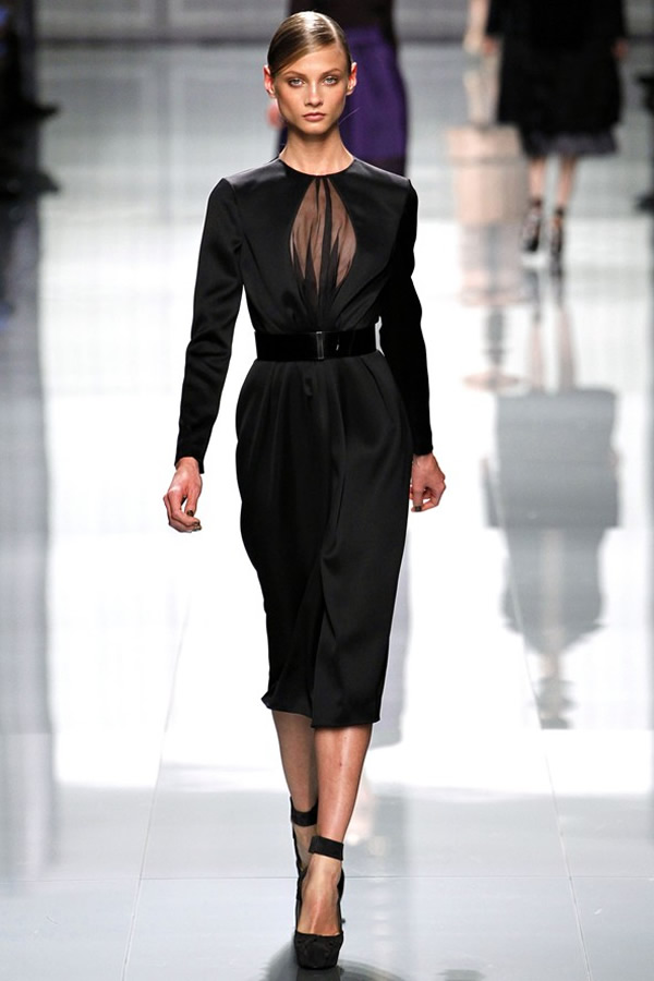 На фото модель демонстрируют коллекцию осень-зима 2012-2013гг. от Christian Dior Christian Dior не хватает Гальяно. Коллекция осень-зима 2012-2013