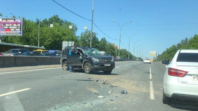 Видео: автомобиль перевернулся в результате ДТП в Москве
