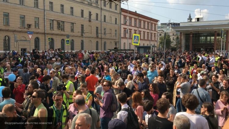 Политолог Иванов: проведение незаконных акций в период пандемии опасно вдвойне