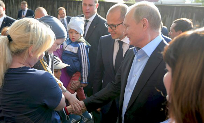 Владимир Путин приехал в аварийные барак к обратившейся к нему жительнице Ижевска 