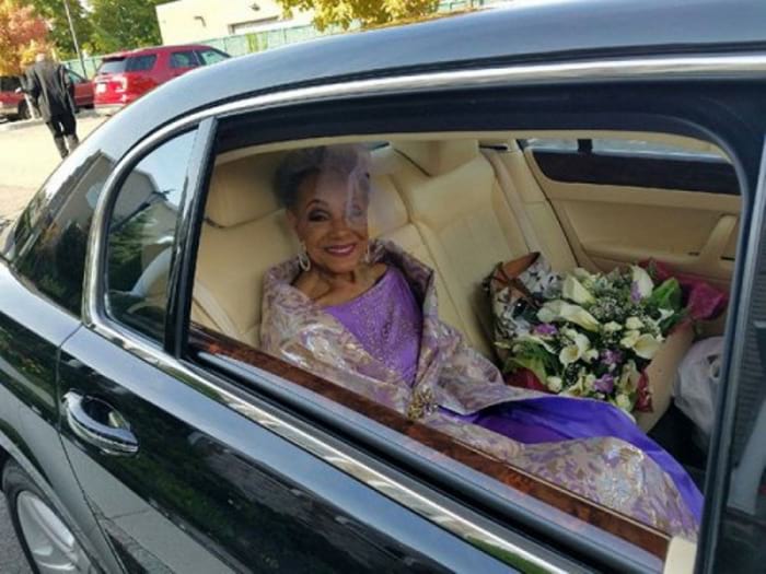 86-летняя невеста взорвала Сеть. Ее наряд обсуждают все!