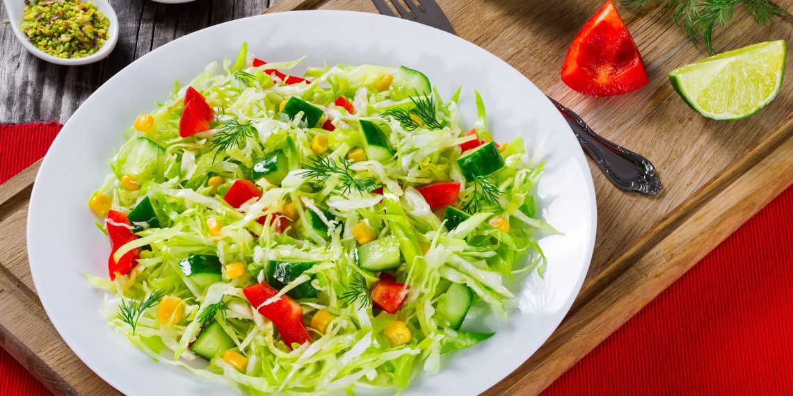 салаты из свежей капусты: Салат с капустой, колбасой и зелёным горошком