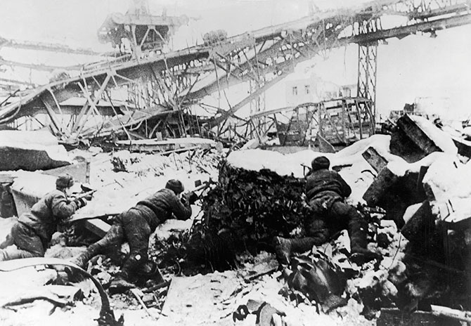 Советские солдаты защищают завод «Красный Октябрь» во время Сталинградской битвы.