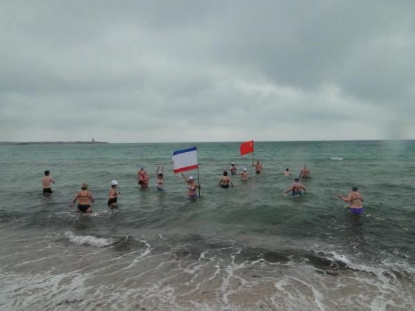 Купаются, пока холодно!