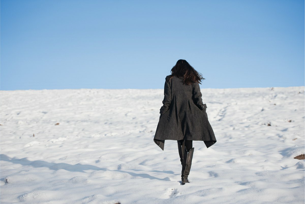 Девушка в пальто снег