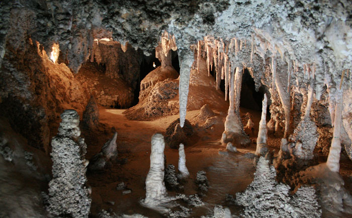 10 неожиданных объектов, которые можно встретить в пещерах 