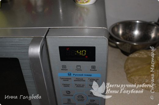 Девочки,по многочисленным просьбам))) Может ничего нового и не открою,но надеюсь кому-то и пригодится. Фарфор готовлю в микроволнвке.Состав:дисперсия пластифицированная полстакана+клей пва полстакана+ст.л.глицерина+ст.л вазелиного масла+ст. л детского масла джонсонс беби+ч.л лимонной кислоты.Сначало все это перемешали и добавляем стакан кукурузного крахиала,все тщательно перемешать.А потом в микроволновке,сначало 2раза по 40сек,затем по 30 сек,каждый раз тщательно перемешиваем фарфор,я всегда смотрю и время доваривания регулирую по состоянию фарфора.Так как использую дисперсию(в ней много пластификатора)здесь главное не переварить,а то зарезиниться.Варю до состояния легкой липкости,потом смазываю руки кремом и вымешиваю,липкость уходит,фарфор становиться однородным и одновременно мягким и упругим.Этот фарфор лвчше немного недоварить,я если недовариваю,то потом беру кусочек,который мне нужен для работы и подсушиваю его феном.При работе он достаочно долго не сохнет,чтобы торопиться с лепкой,в готовом изделии за сутки высыхает.Готовые цветочки не хрупкие,даже немного лепесточки гнутся(в теплом и влажном помещении так будет всегда).Если что -то непонятно,спрашивайте.Удачи вам! Дальше немного подробнее буду описывать. Фото ингридиентов в самом низу. фото 9