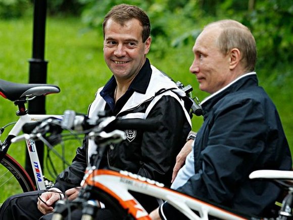 Почему Путин тянет с отставкой Медведева Почему Путин тянет с отставкой Медведева