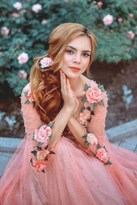 БОГ СОЗДАЛ ЖЕНЩИНУ ИЗ РОЗ.