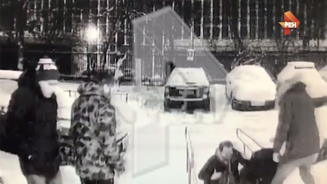 Видео: двое мужчин устроили жестокую драку на юге Москвы